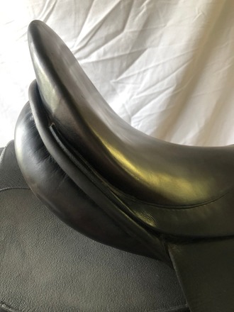 Classic Dressage Saddle 17" leather, balanced 